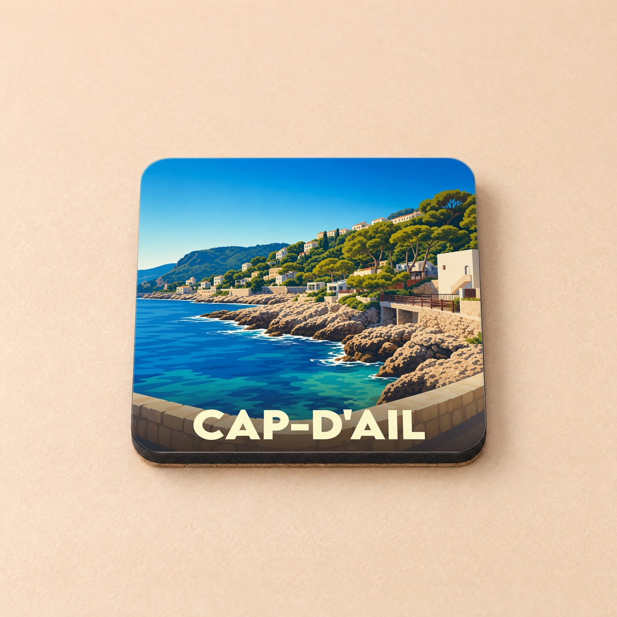 Dessous de verre souvenir de la ville de Cap-d'Ail avec une illustration stylisée de son littoral.