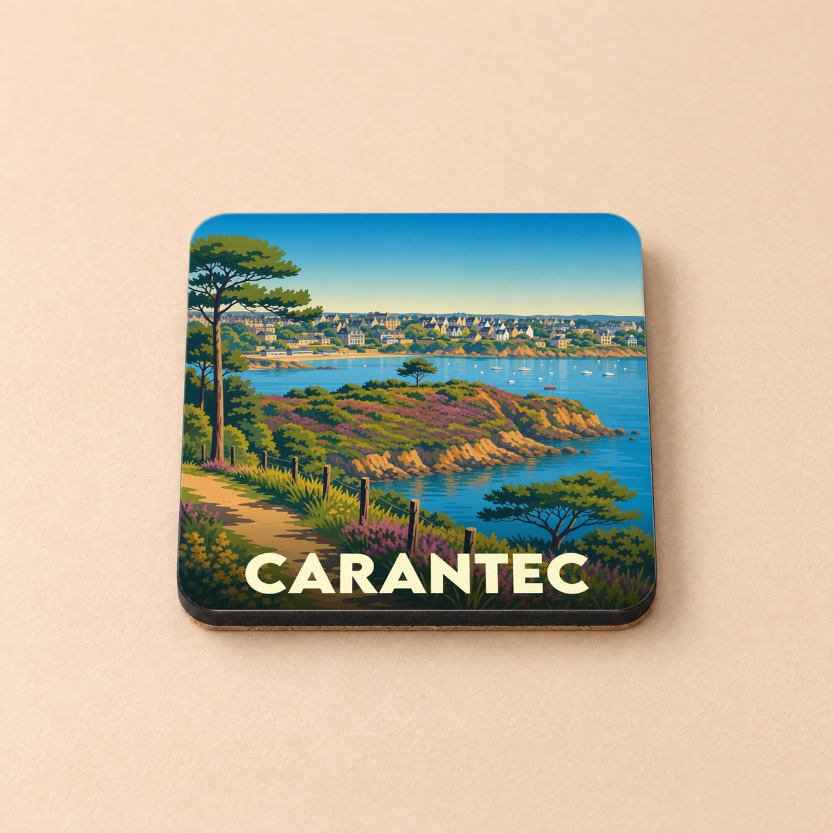 Dessous de verre souvenir de la ville de Carantec avec une illustration stylisée de sa côte maritime.