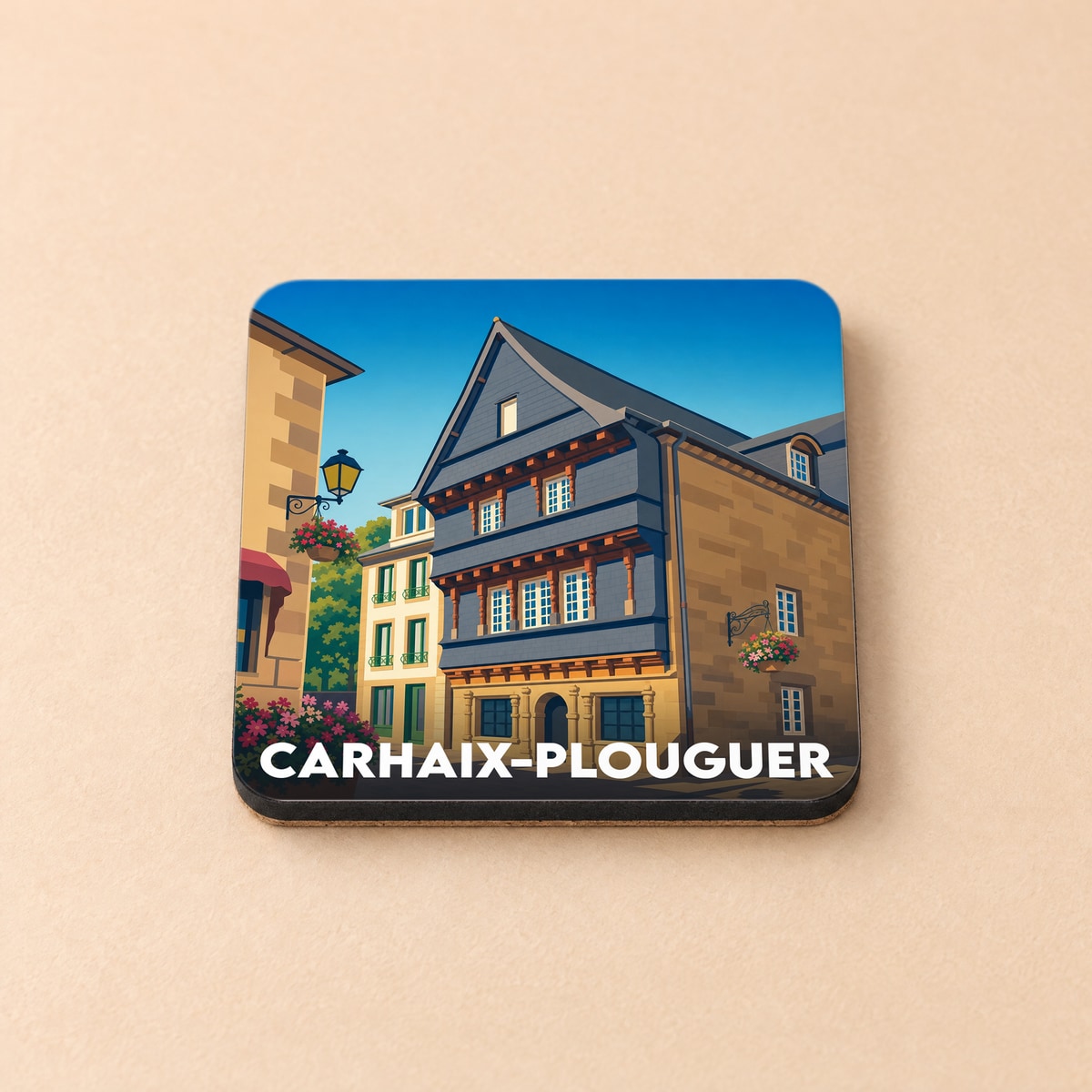 Dessous de verre souvenir de la ville de Carhaix-Plouguer avec une illustration stylisée de maisons anciennes.