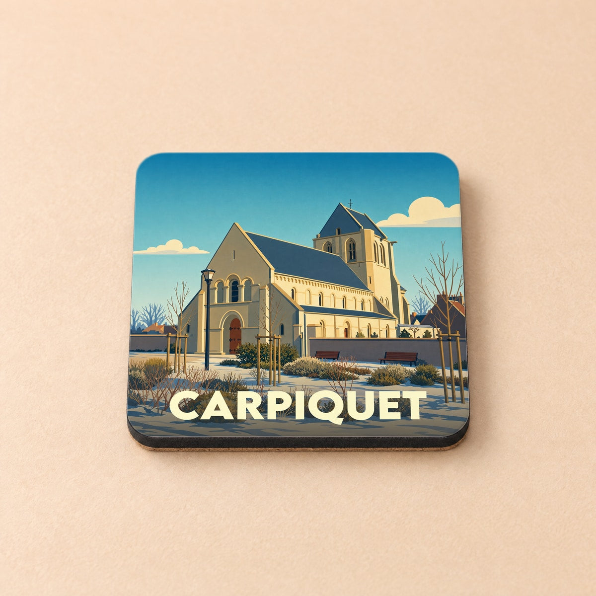 Dessous de verre souvenir de la ville de Carpiquet orné d'une illustration stylisée de son église.