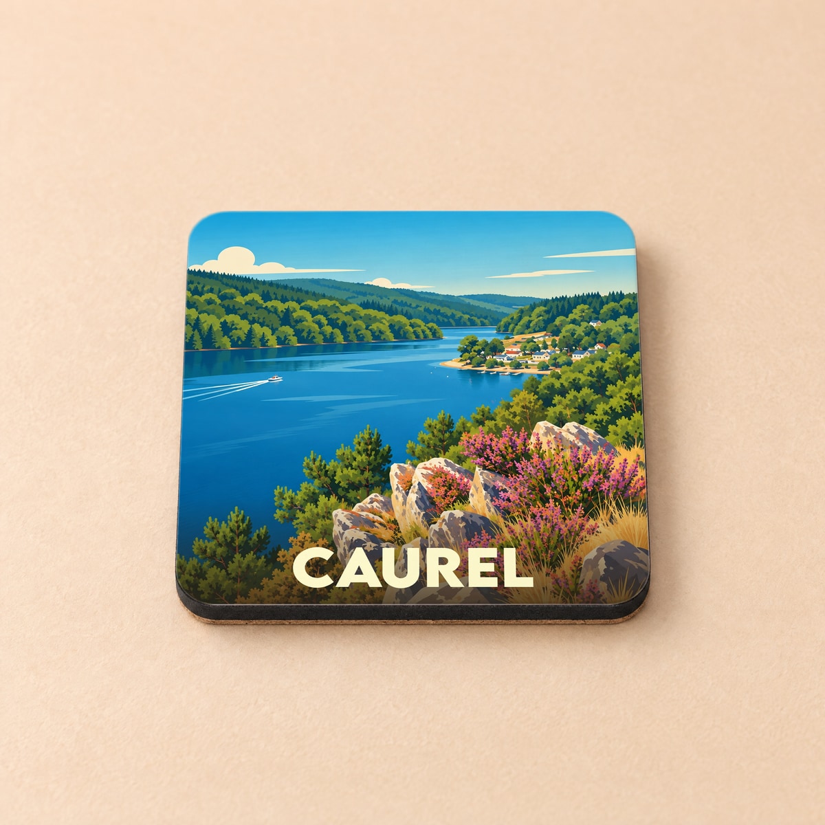 Dessous de verre souvenir de la ville de Caurel avec une illustration stylisée du lac de Guerlédan.