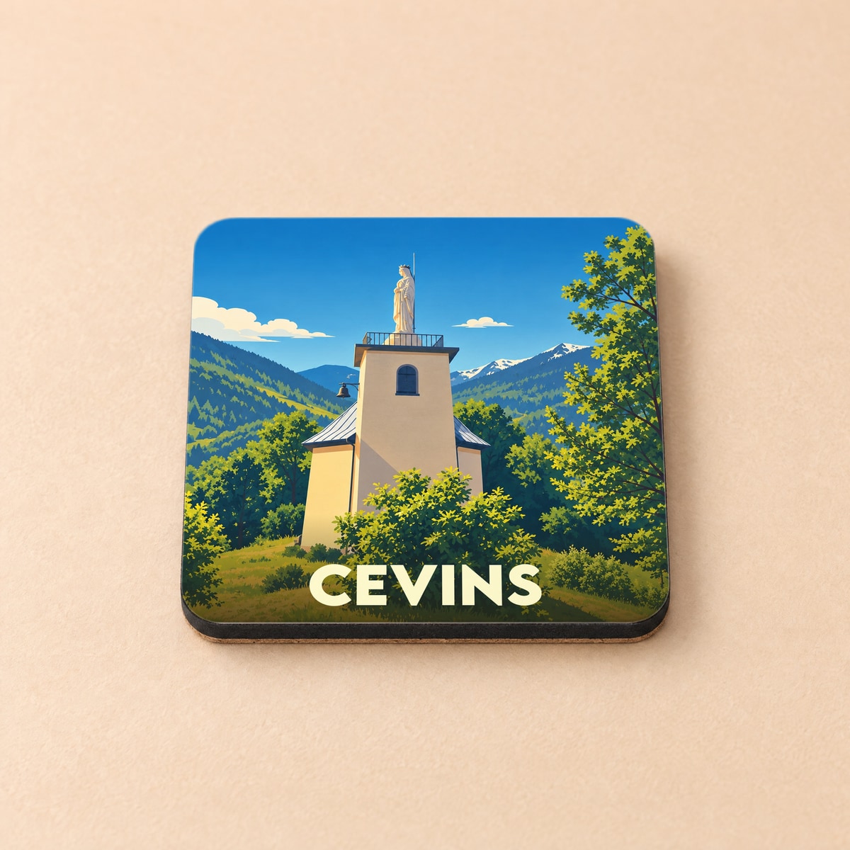 Dessous de verre souvenir de la ville de Cevins avec une illustration stylisée de sa chapelle.