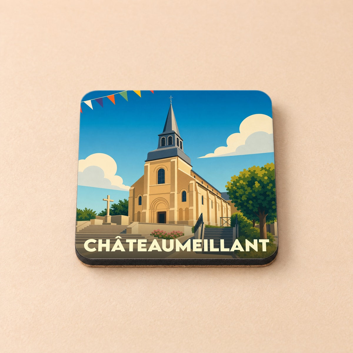 Dessous de verre souvenir de Châteaumeillant illustré par une église stylisée sous un ciel bleu.