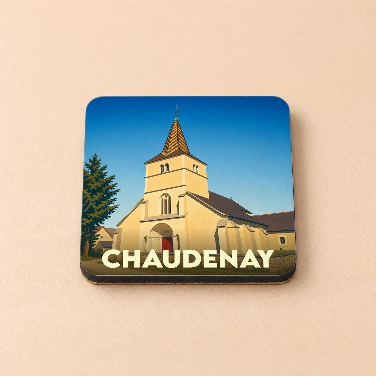 Dessous de verre souvenir de la ville de Chaudenay illustré d'une église sous un ciel bleu.