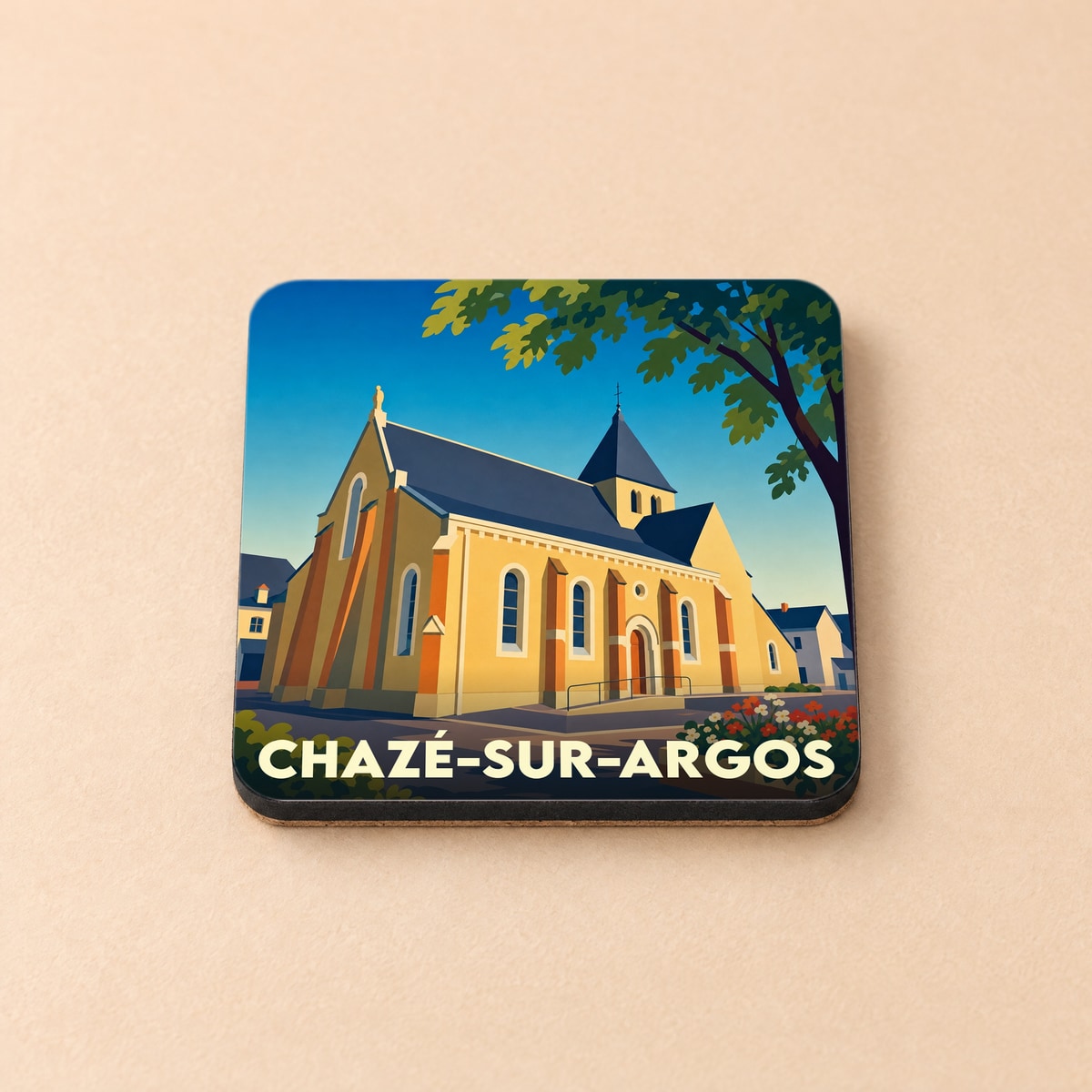 Dessous de verre souvenir de la ville de Chazé-sur-Argos avec une illustration stylisée de son église.