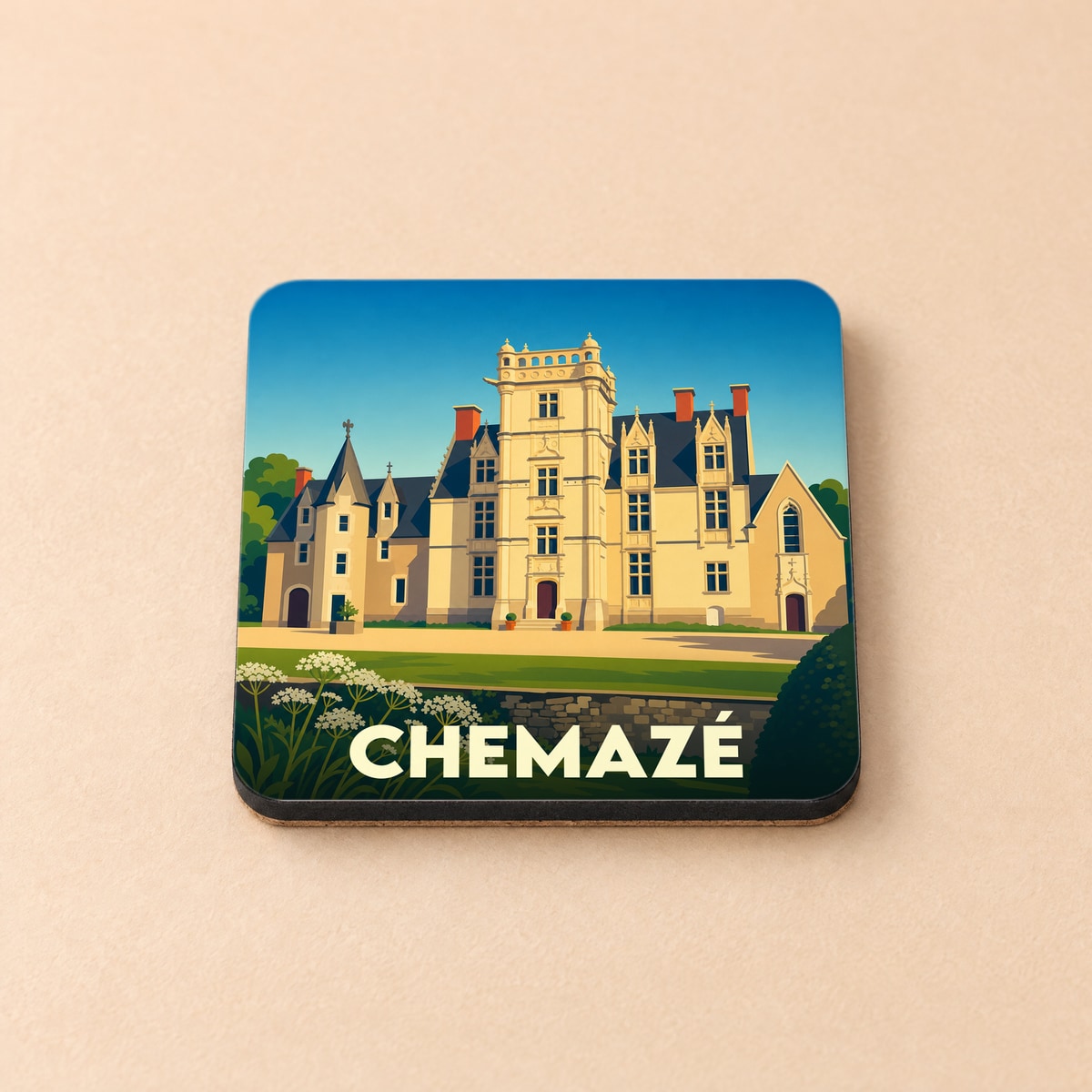 Dessous de verre souvenir de la ville de Chemazé avec une illustration stylisée de son château.