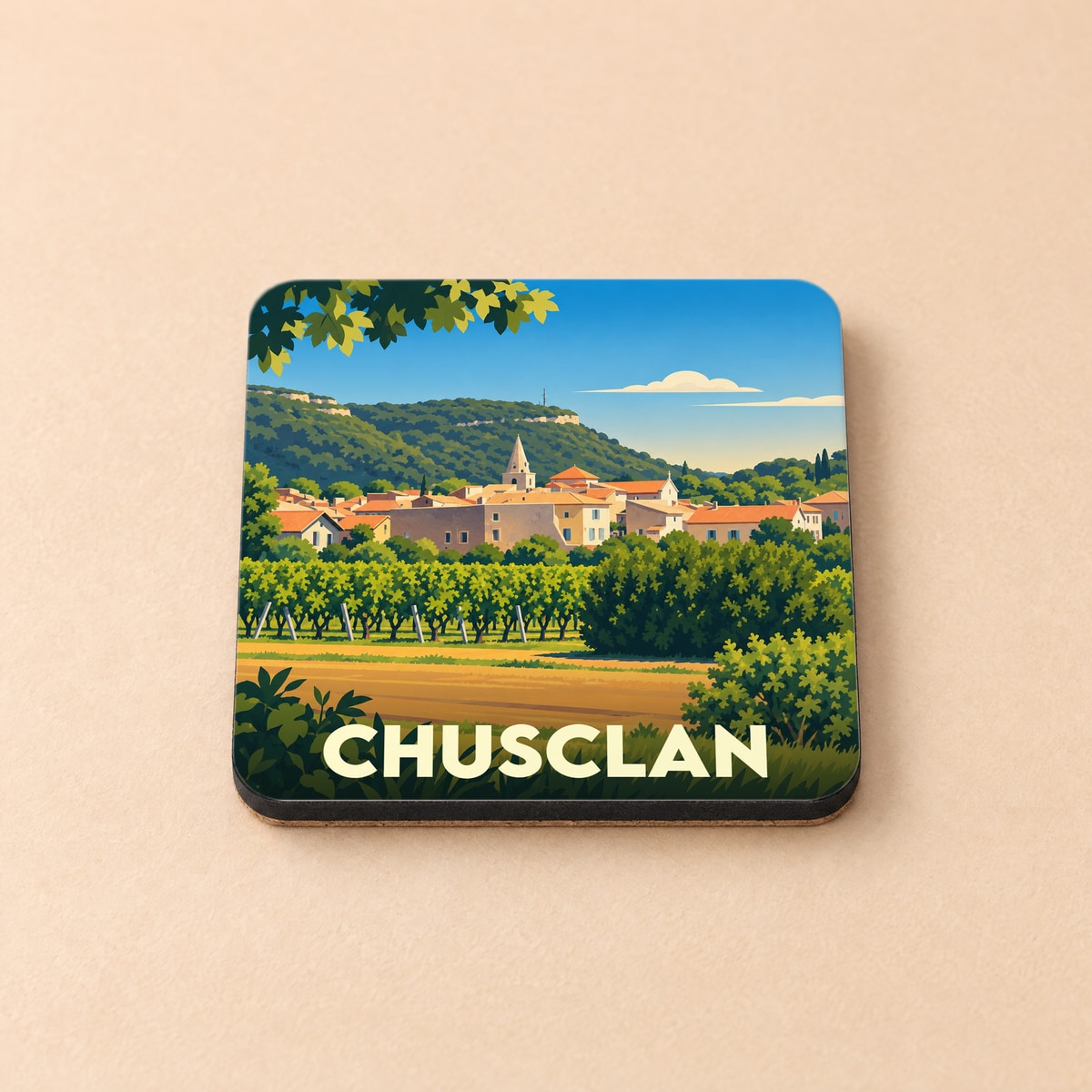 Dessous de verre souvenir de la ville de Chusclan avec une illustration stylisée de son paysage et de ses vignobles.