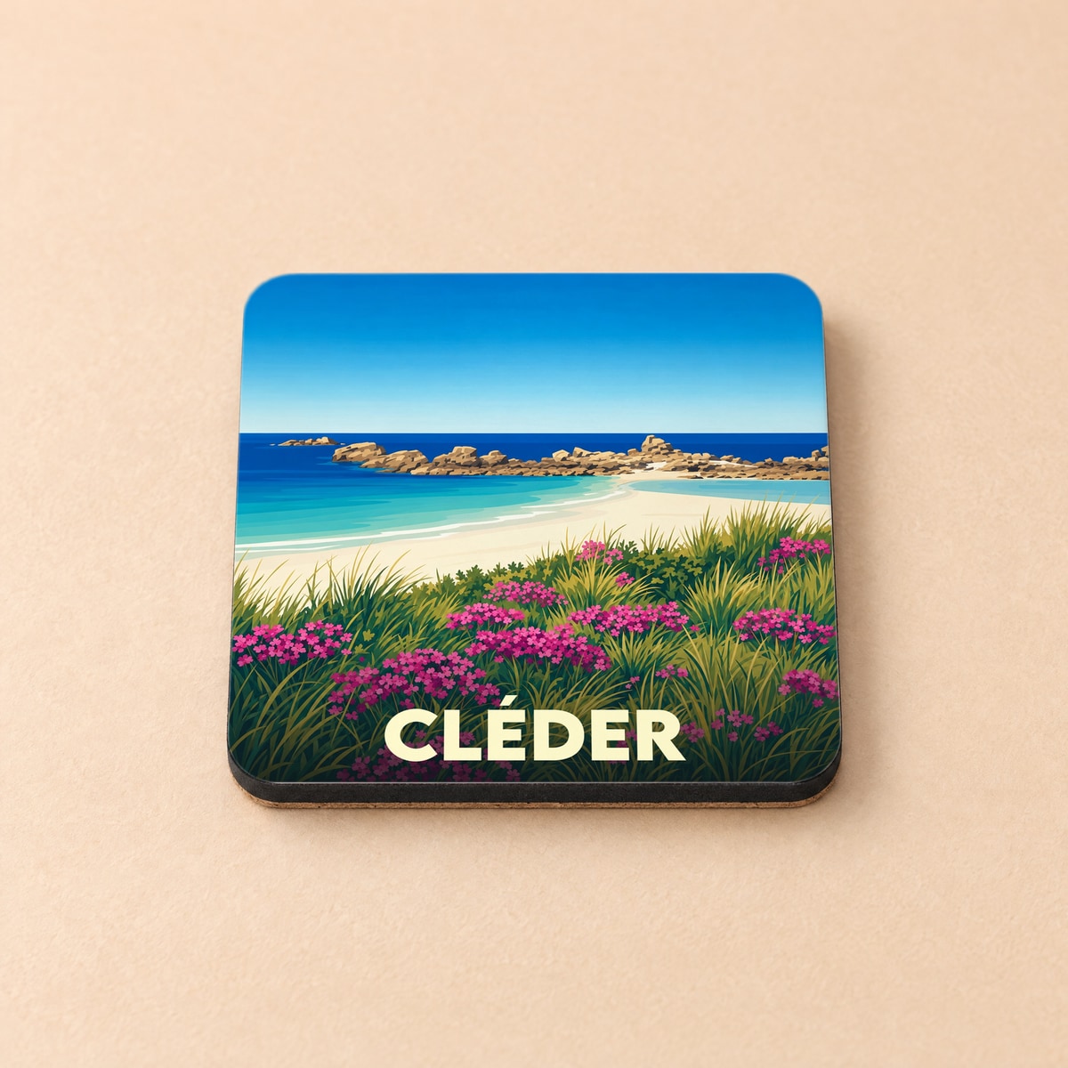 Dessous de verre souvenir de la ville de Cléder avec une illustration stylisée de sa côte sauvage.