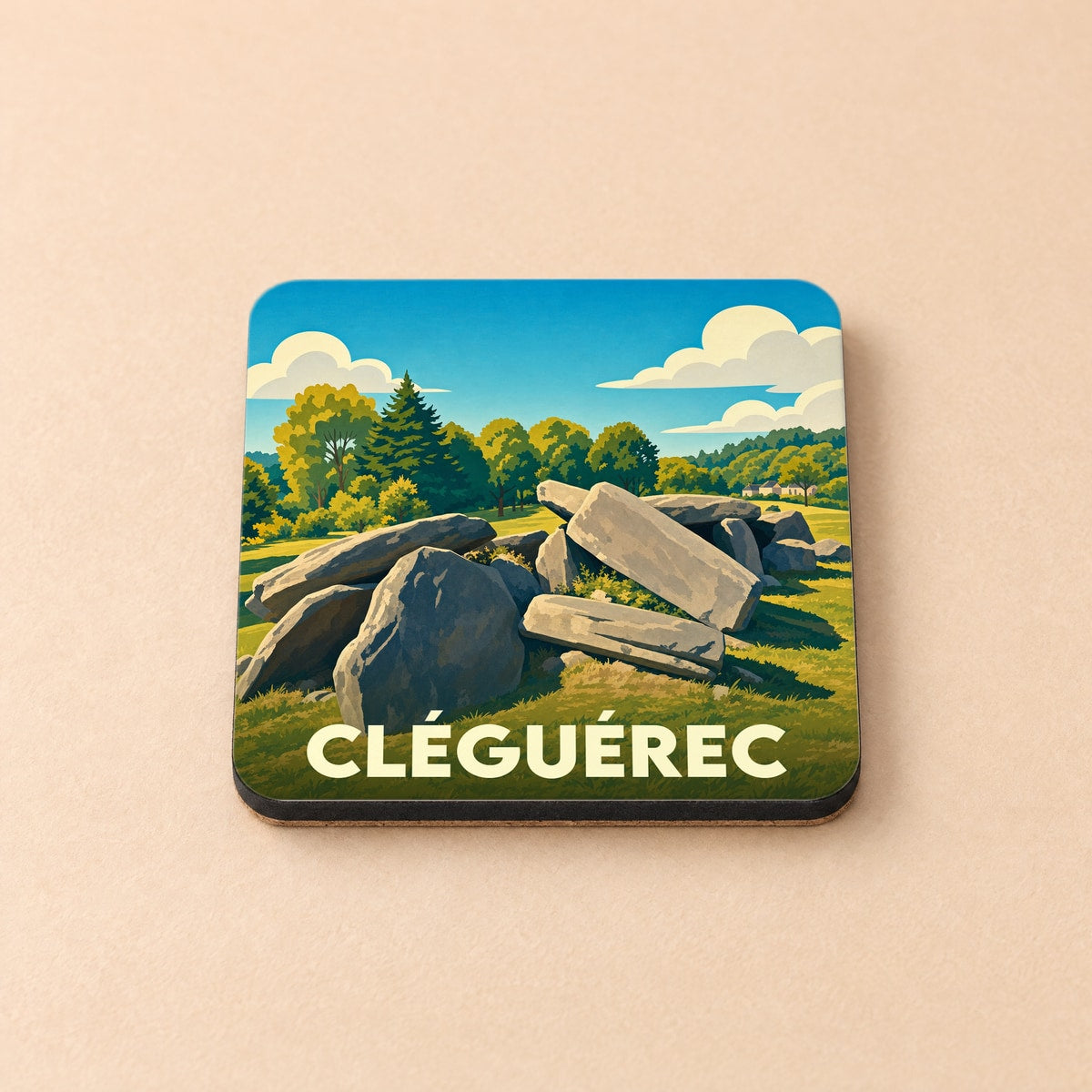 Dessous de verre souvenir de la ville de Cléguérec avec une illustration stylisée d'un site mégalithique.