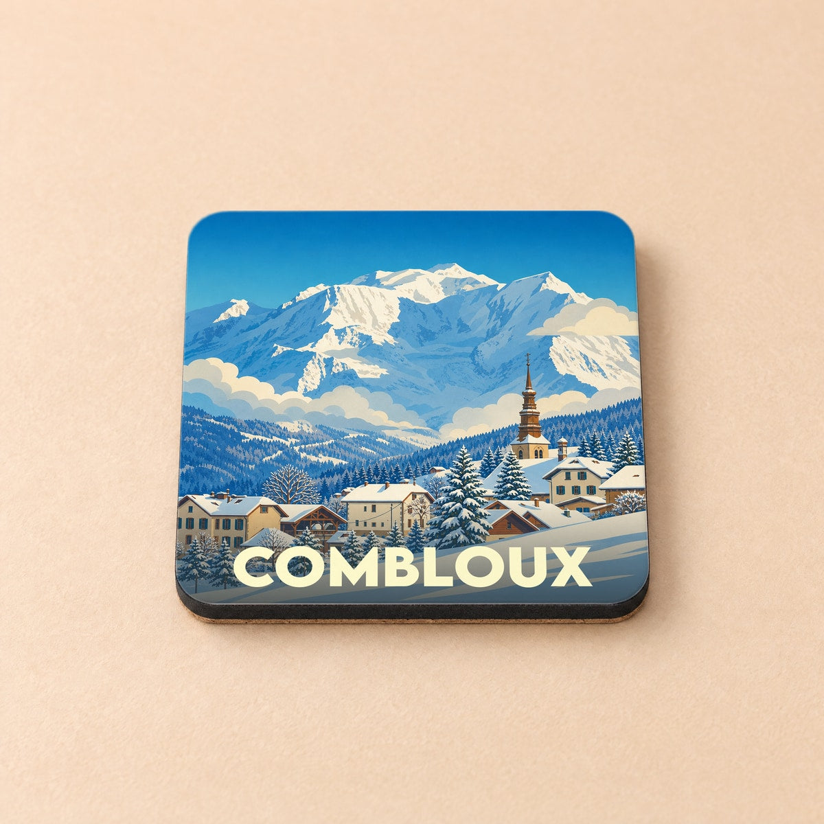 Dessous de verre souvenir de la ville de Combloux avec une illustration stylisée de montagne enneigée.