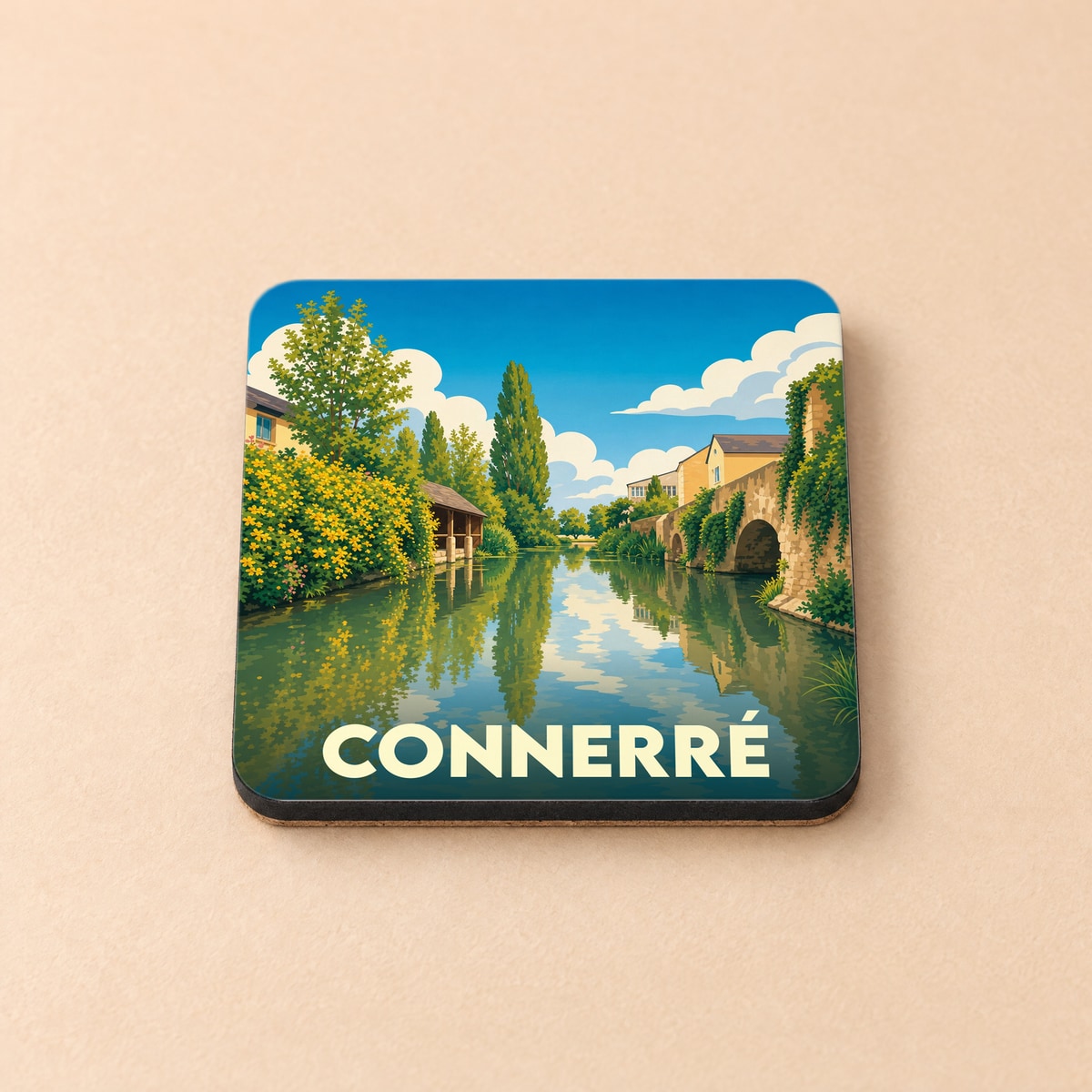 Dessous de verre souvenir de la ville de Connerré avec une illustration stylisée d'un canal et d'un pont en pierre.