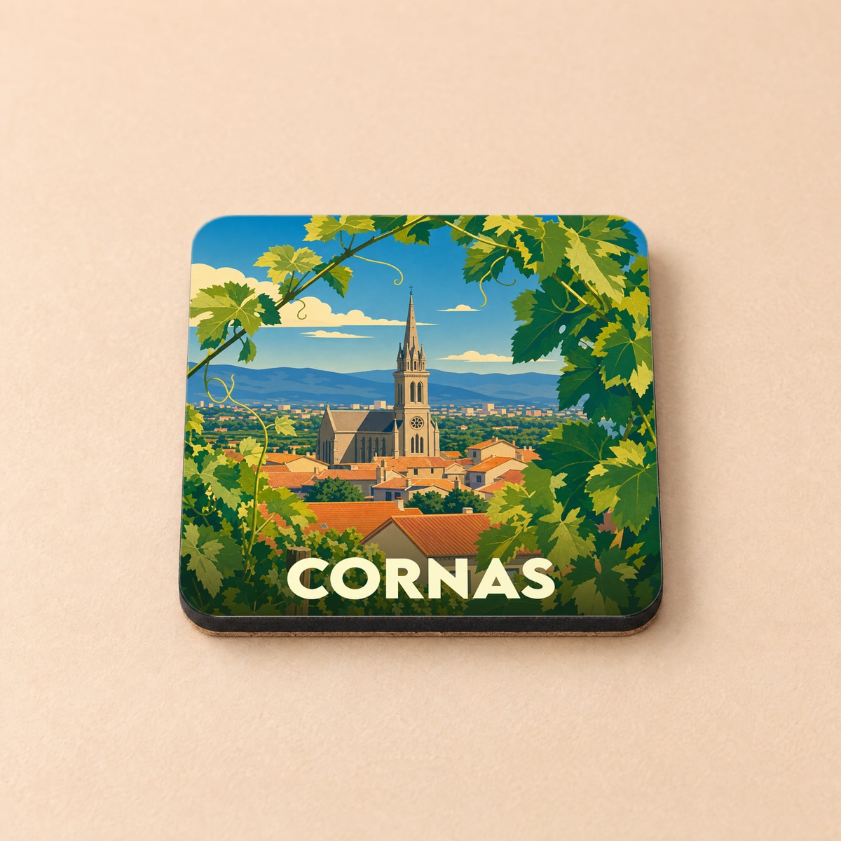 Dessous de verre souvenir de la ville de Cornas avec une illustration stylisée d'un clocher entouré de vignes.
