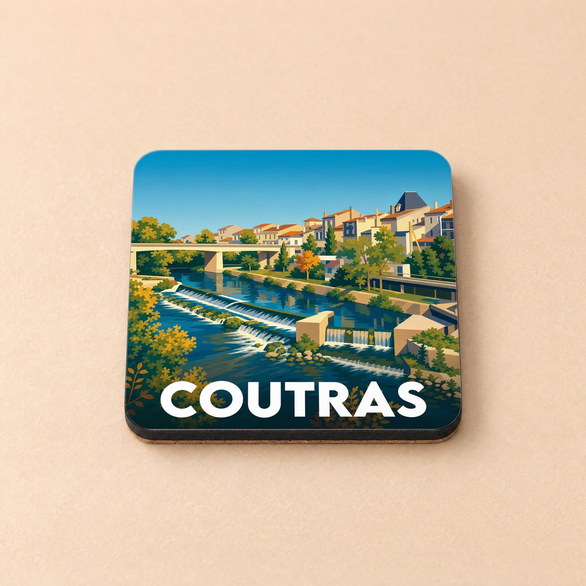 Dessous de verre souvenir de la ville de Coutras avec une illustration stylisée d'un cours d'eau et de maisons colorées.
