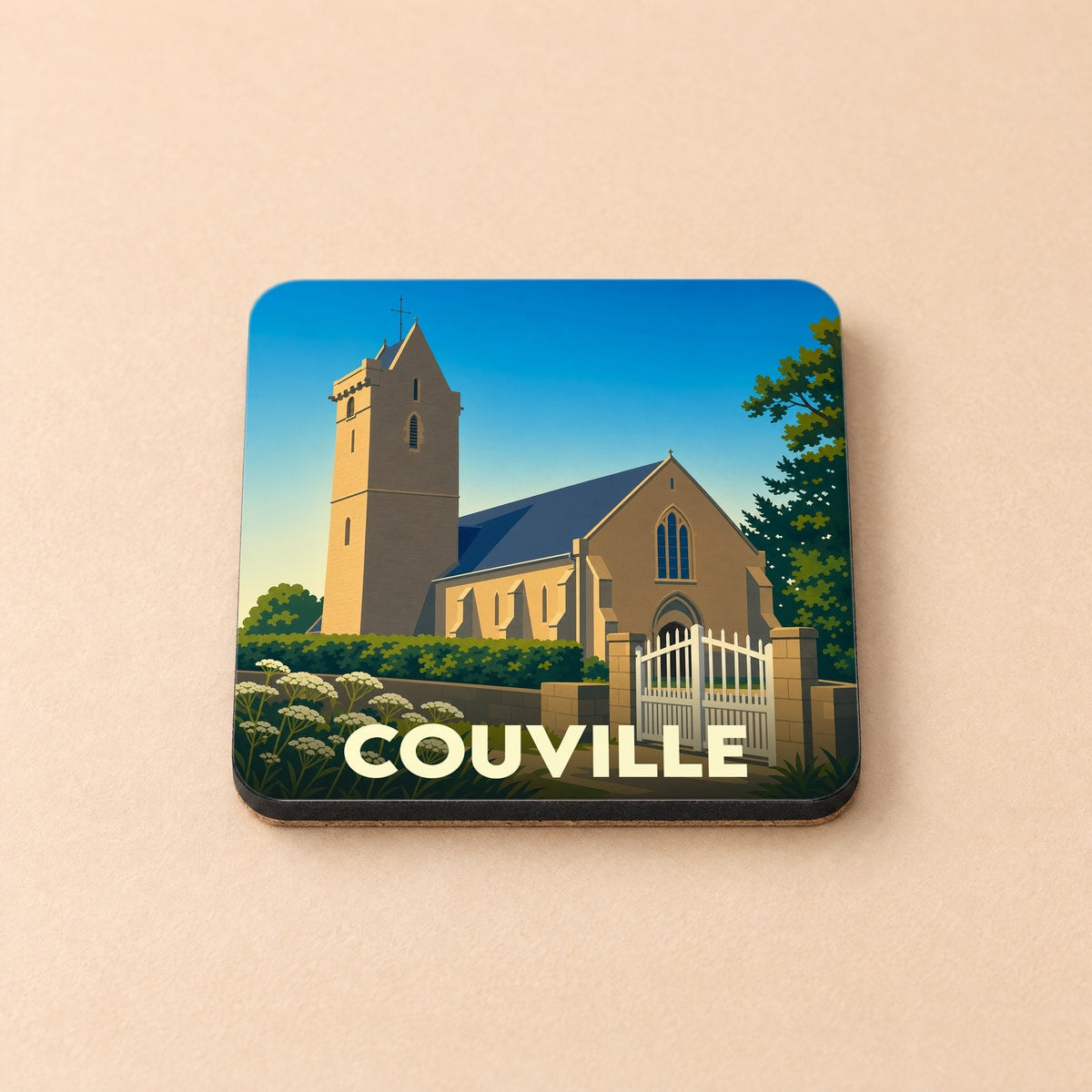 Dessous de verre souvenir de la ville de Couville avec une illustration stylisée d'une église.