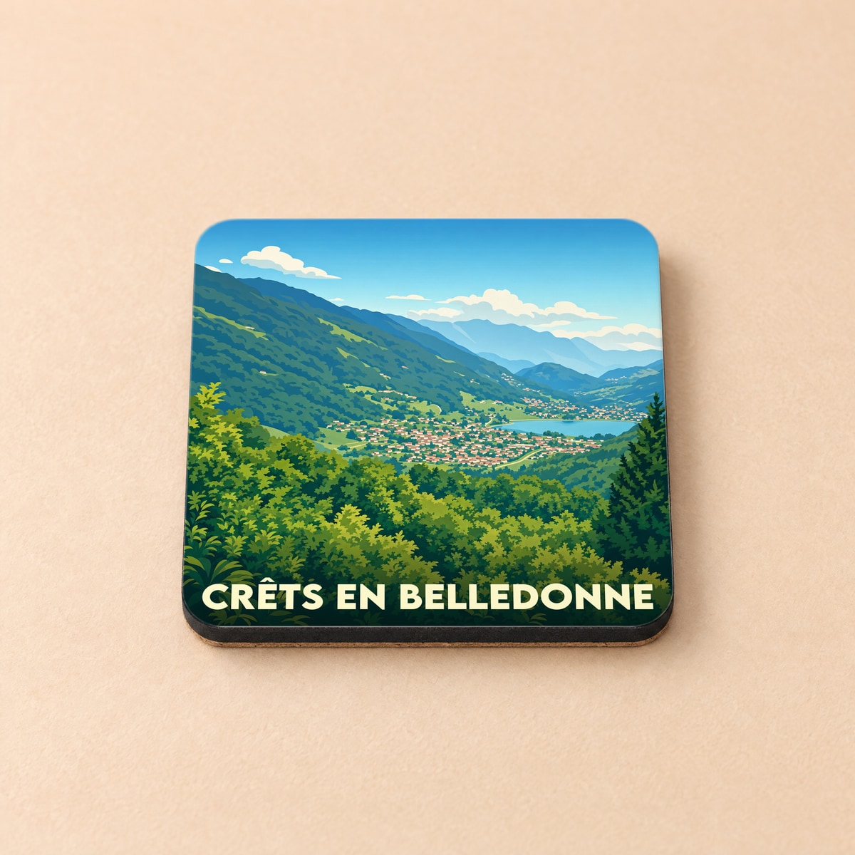 Dessous de verre souvenir de la ville de Crêts en Belledonne avec une illustration de paysage de montagne stylisée.