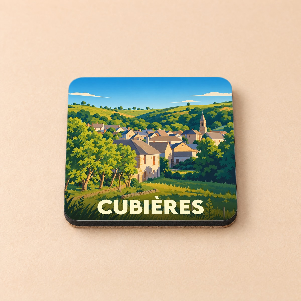 Dessous de verre souvenir de la ville de Cubières avec une illustration stylisée d'un village vallonné.