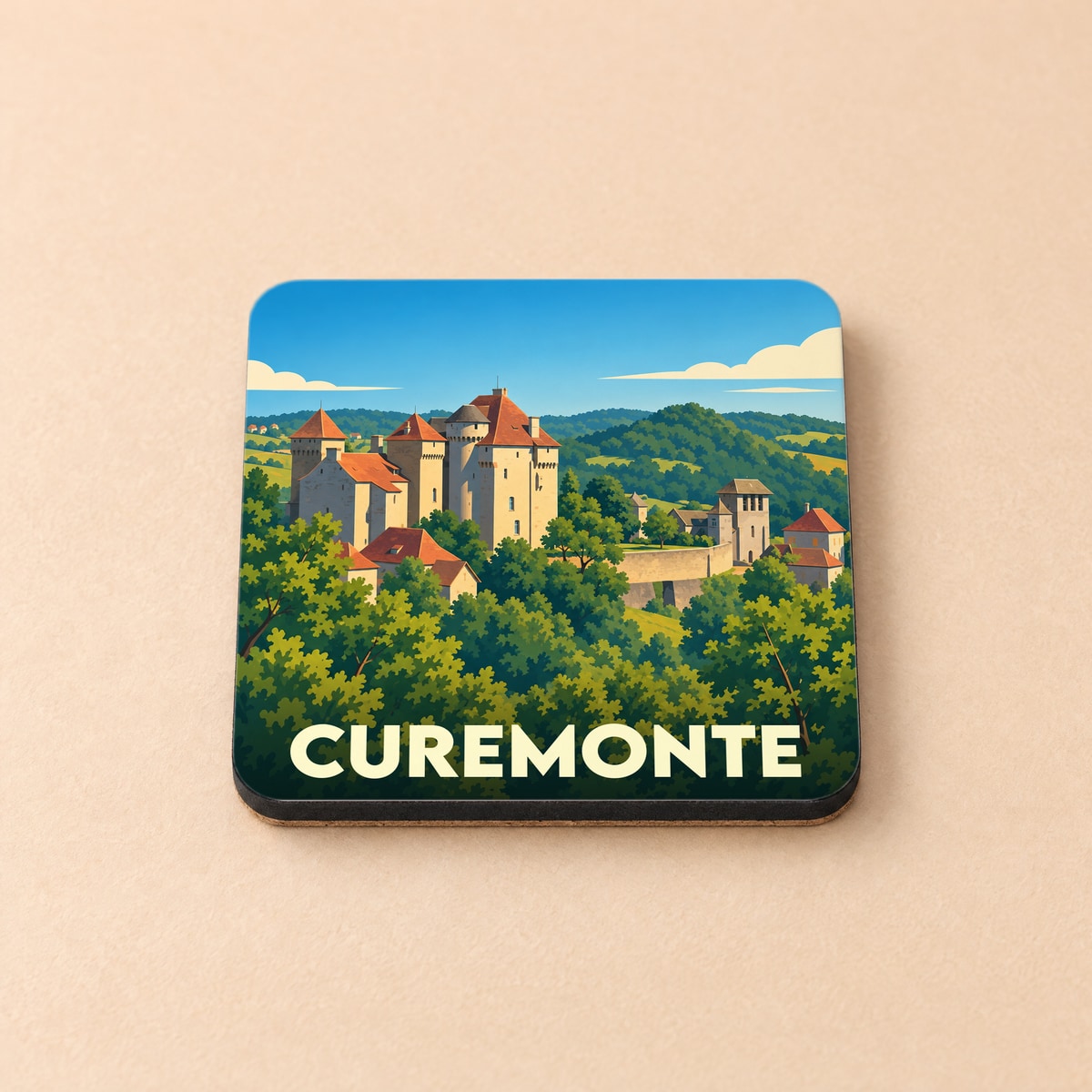 Dessous de verre souvenir de la ville de Curemonte avec une illustration stylisée de son château et de ses collines verdoyantes.