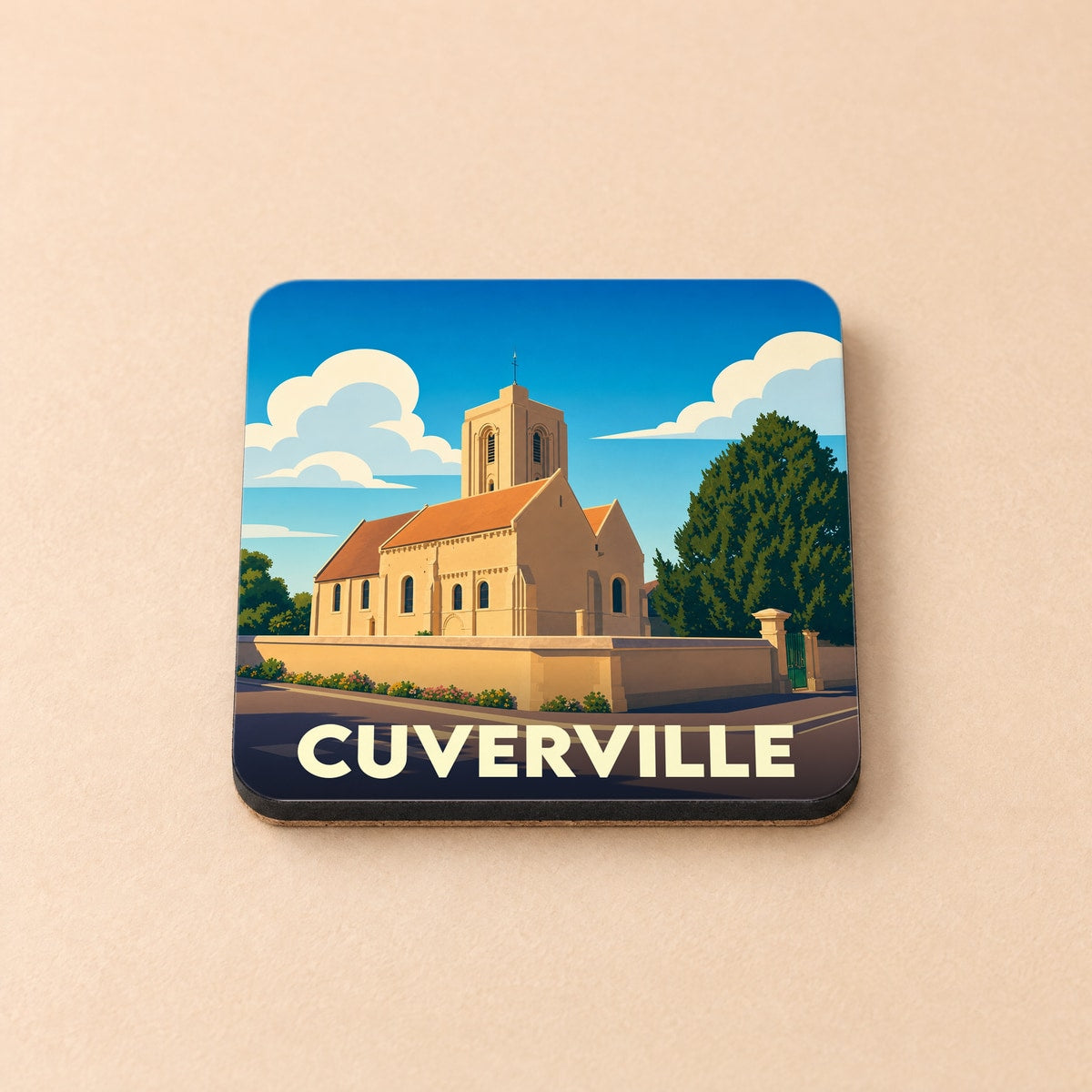 Dessous de verre souvenir de la ville de Cuverville avec une illustration stylisée de son église sous un ciel bleu.