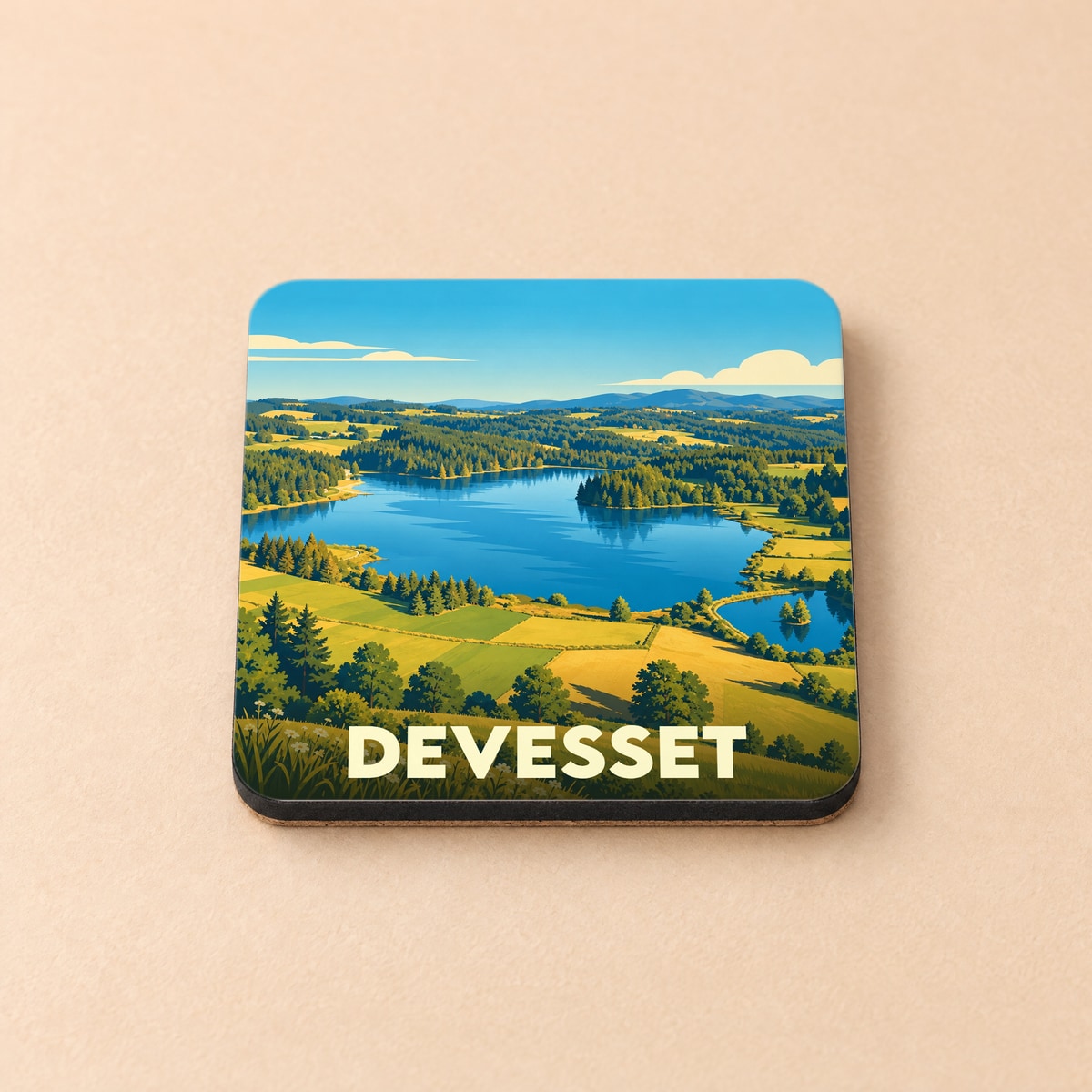 Dessous de verre souvenir de la ville de Devesset avec une illustration stylisée de son lac et de ses paysages.