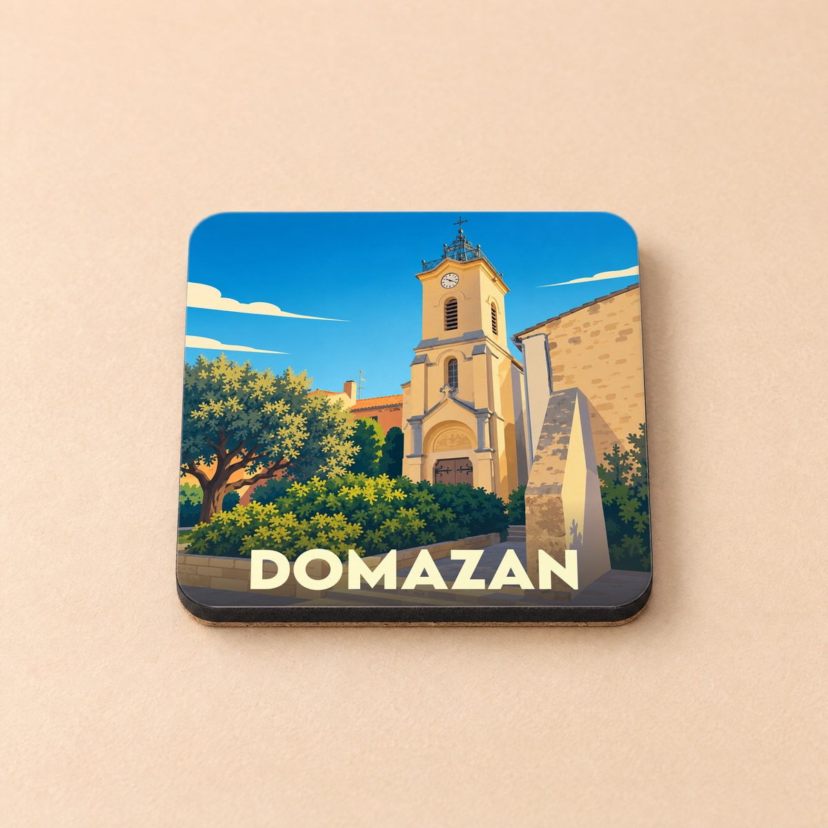 Dessous de verre souvenir de la ville de Domazan avec une illustration stylisée d'une église sous un ciel bleu.