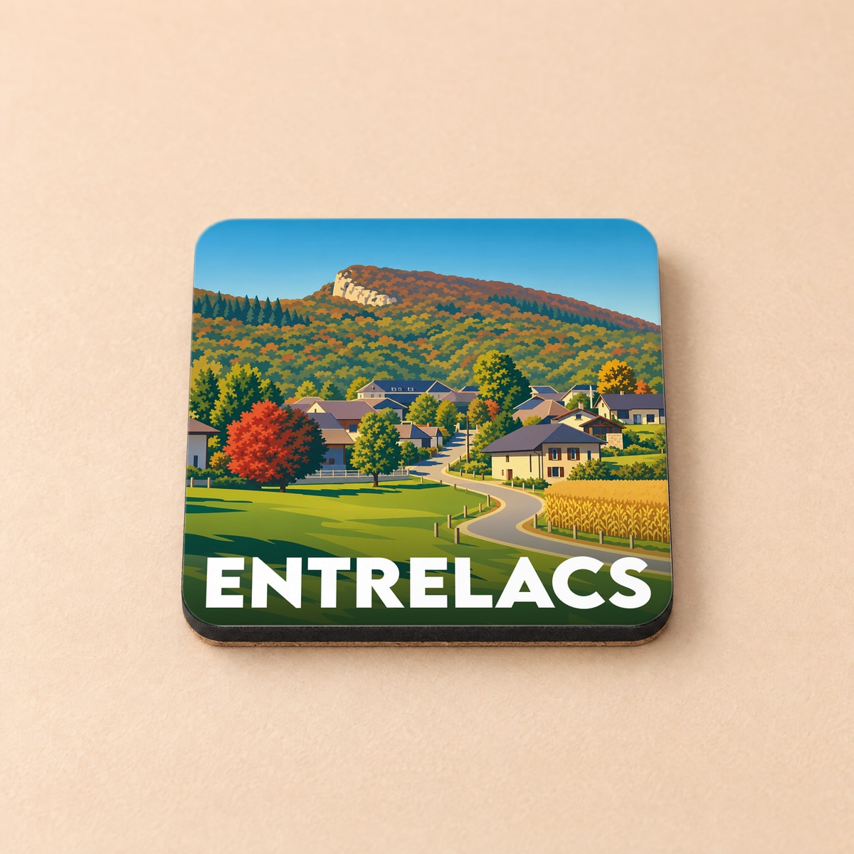 Dessous de verre souvenir de la ville d'Entrelacs avec une illustration stylisée d'un paysage montagneux et champêtre.