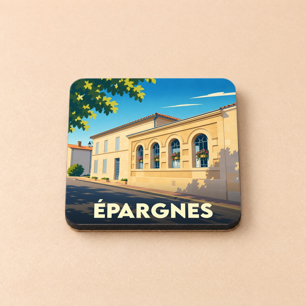 Dessous de verre souvenir de la ville d'Épargnes avec une illustration stylisée d'un bâtiment en pierre sous un ciel bleu.