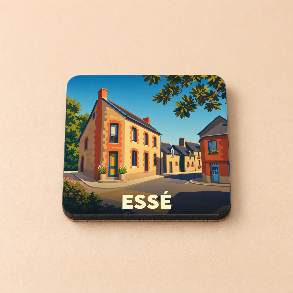 Dessous de verre souvenir de la ville de Essé avec une illustration stylisée de maisons bretonnes.