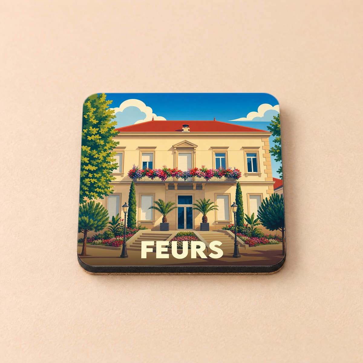 Dessous de verre souvenir de la ville de Feurs avec une illustration stylisée de son hôtel de ville fleuri.