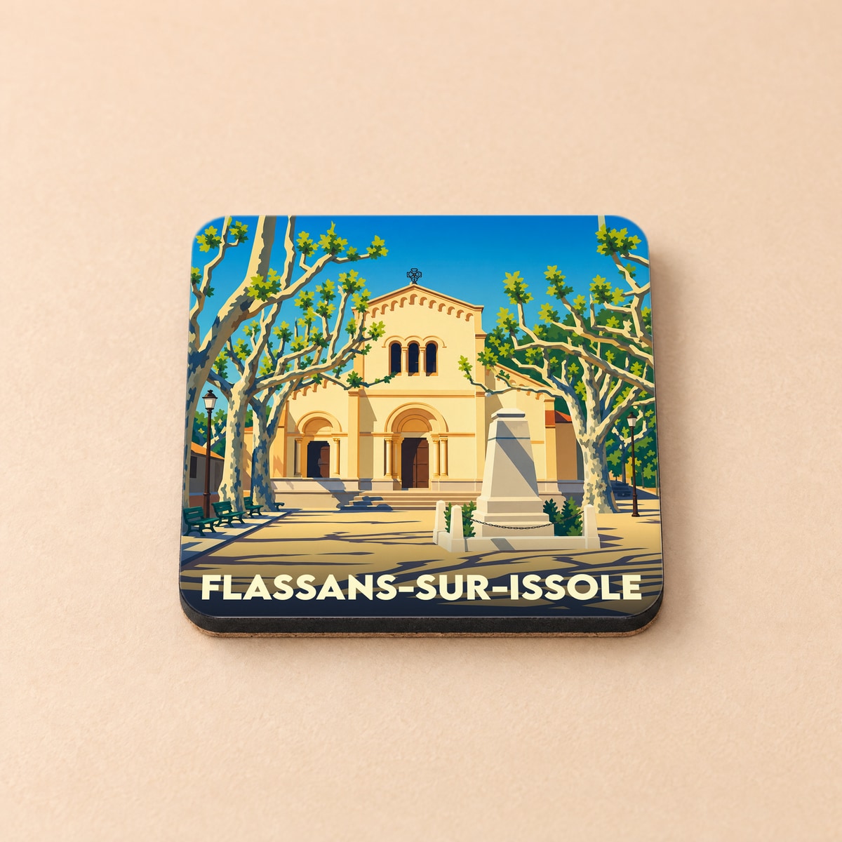 Dessous de verre souvenir de la ville de Flassans-sur-Issole avec une illustration stylisée de son église et de sa place.