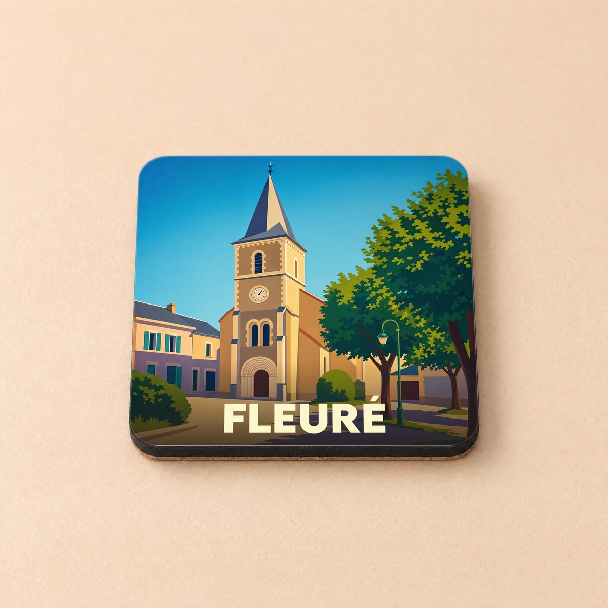 Dessous de verre souvenir de la ville de Fleuré avec une illustration stylisée d'une église sous un ciel bleu.