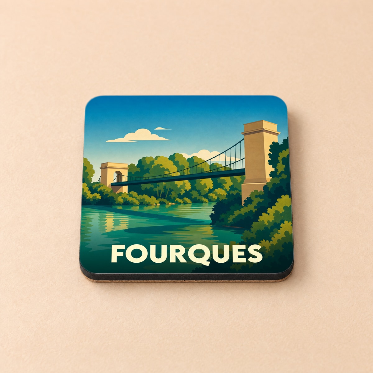 Dessous de verre souvenir de la ville de Fourques avec une illustration stylisée d'un pont suspendu.
