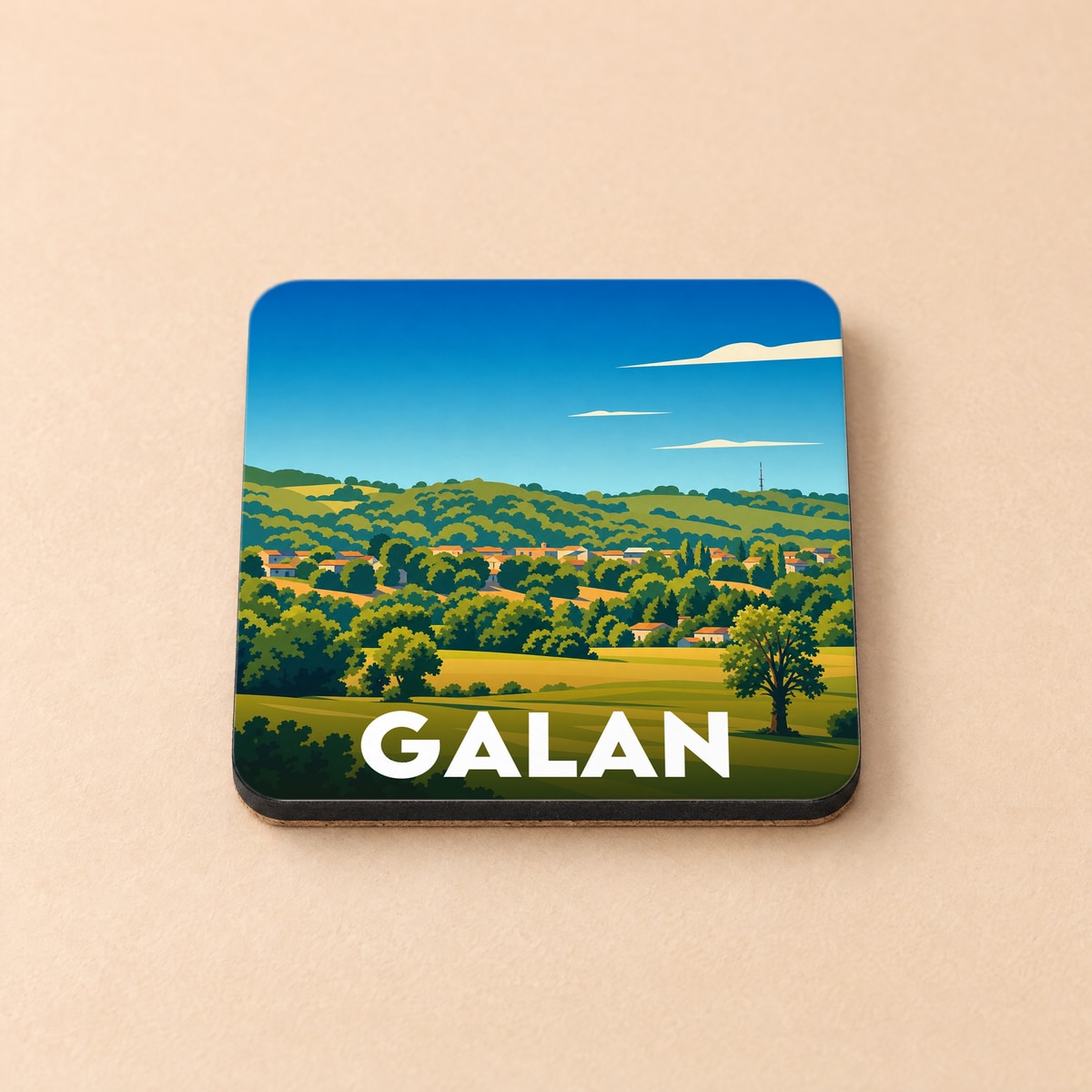 Dessous de verre souvenir de la ville de Galan avec une illustration stylisée de son paysage vallonné.