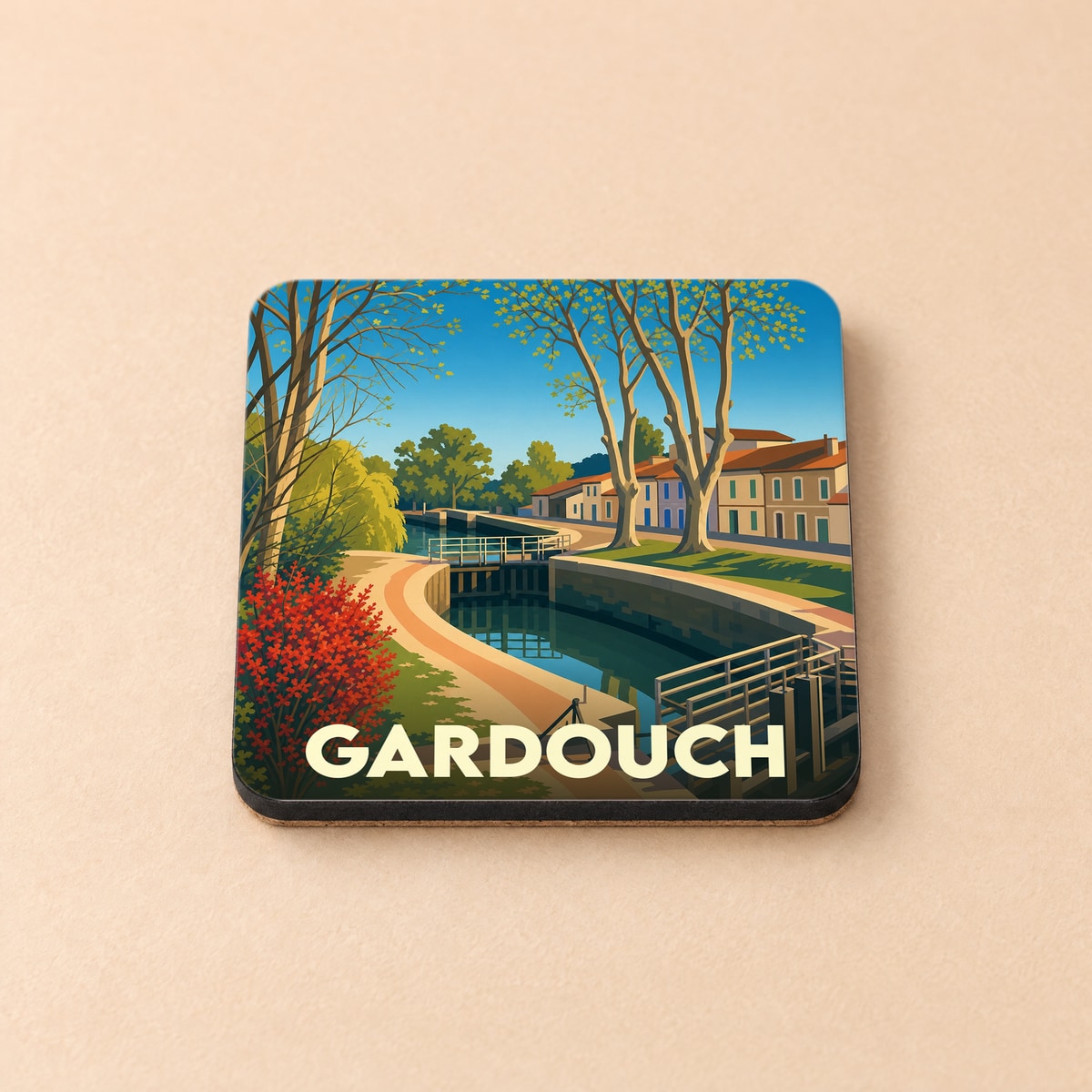 Dessous de verre souvenir de la ville de Gardouch avec une illustration stylisée du canal du Midi.