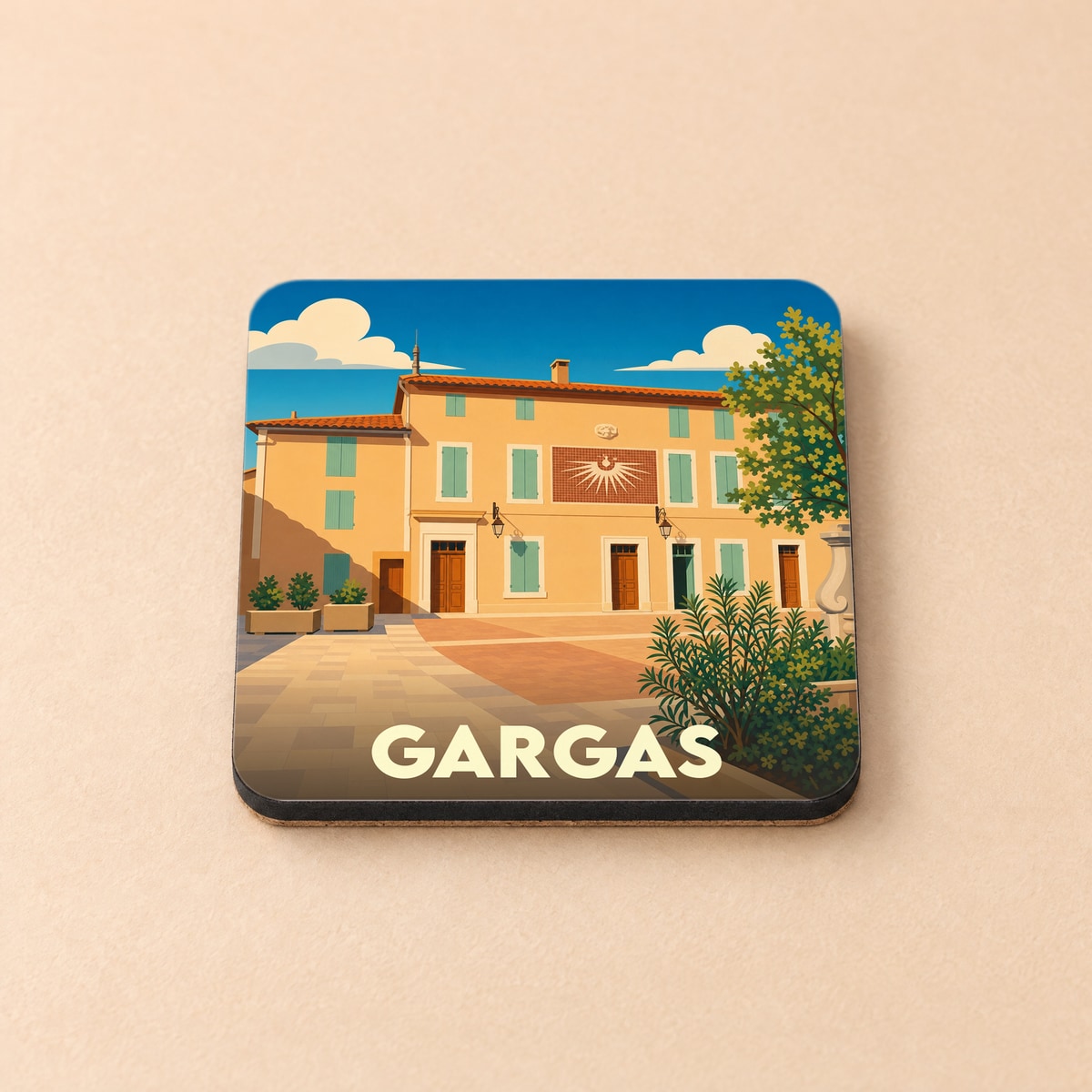 Dessous de verre souvenir de la ville de Gargas avec une illustration stylisée d'une place ensoleillée.