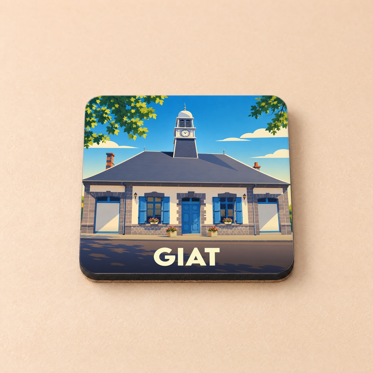 Dessous de verre souvenir de la ville de Giat avec une illustration stylisée d'un bâtiment communal.