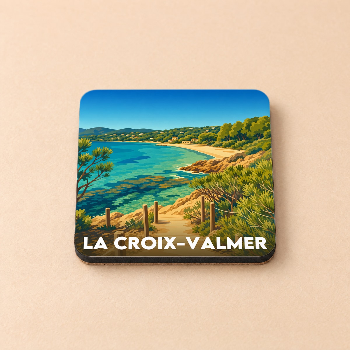 Dessous de verre souvenir de la ville de La Croix-Valmer avec une illustration stylisée du littoral méditerranéen.
