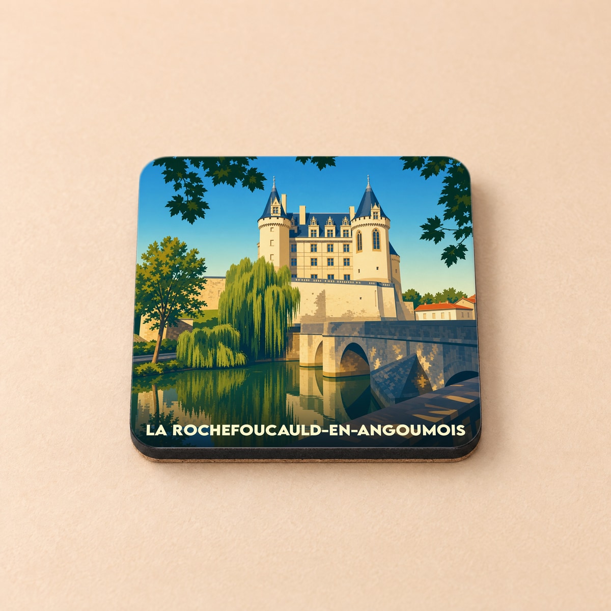Dessous de verre souvenir de la ville de La Rochefoucauld-en-Angoumois avec une illustration stylisée du château et de son pont.