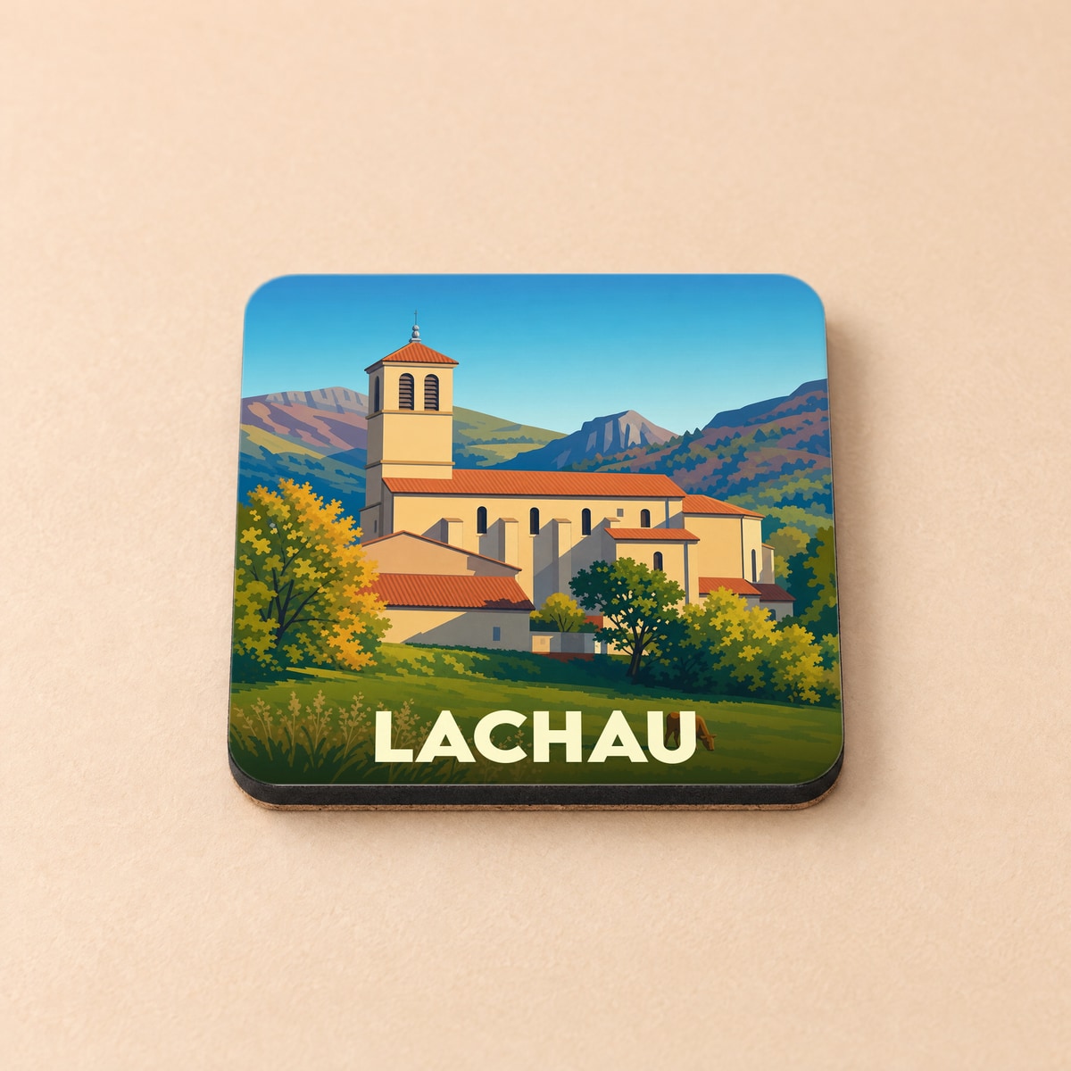 Dessous de verre souvenir de la ville de Lachau avec une illustration stylisée de son église et des montagnes environnantes.