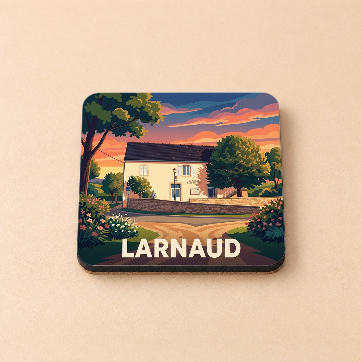 Dessous de verre souvenir de la ville de Larnaud avec une illustration stylisée d'un paysage urbain au coucher du soleil.