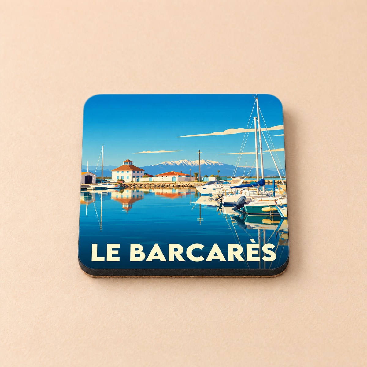 Dessous de verre souvenir de la ville de Le Barcarès avec une illustration stylisée d'un port au pied des montagnes.