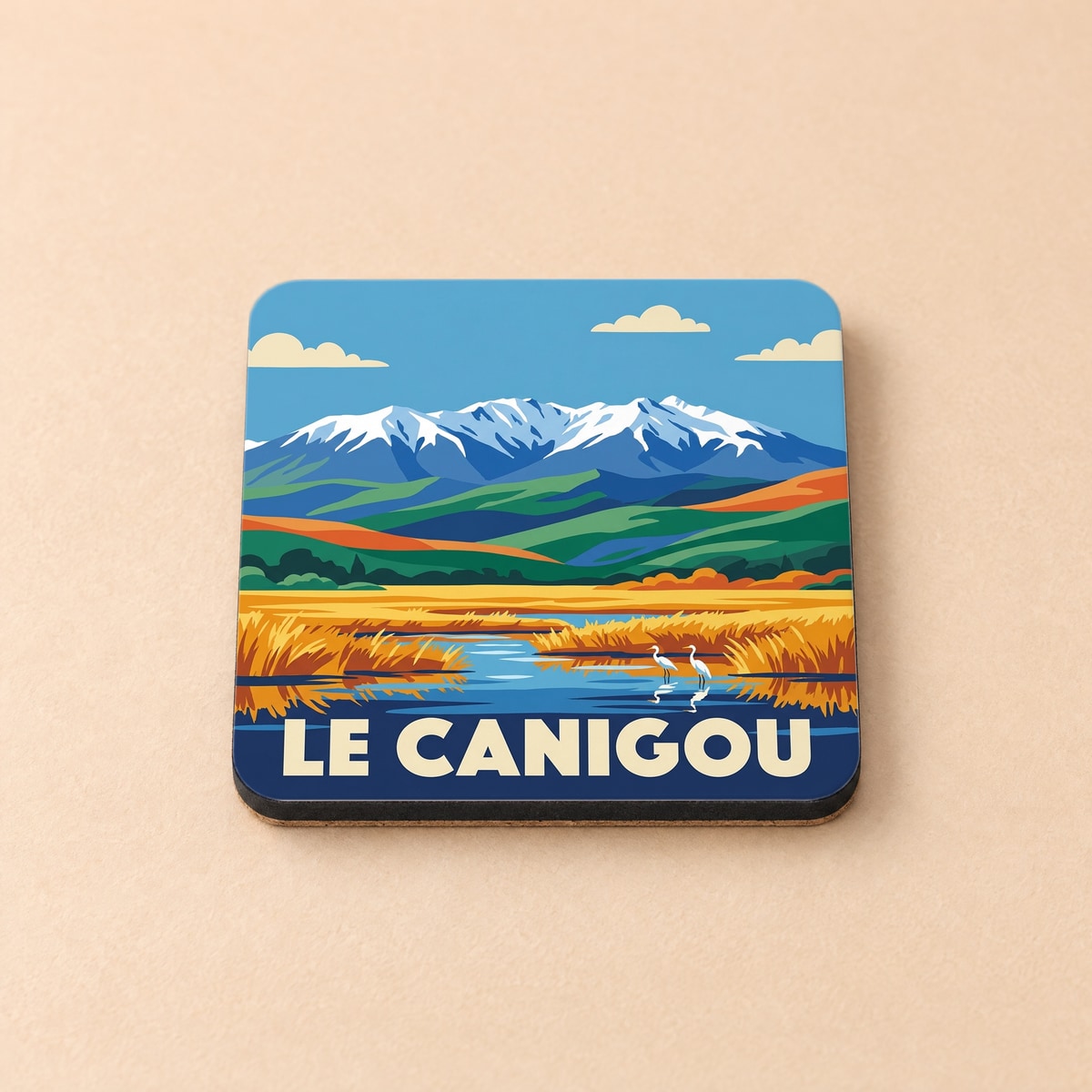 Dessous de verre souvenir du mont Le Canigou avec une illustration stylisée de montagne et de nature.