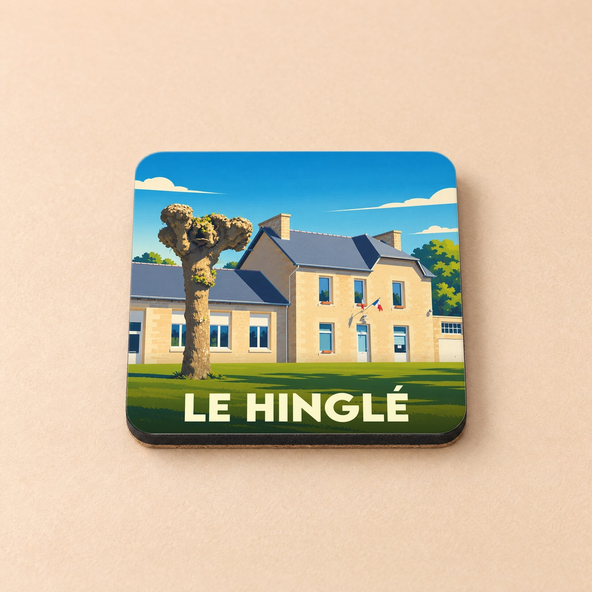 Dessous de verre souvenir de la ville de Le Hinglé avec une illustration stylisée d'un bâtiment communal.