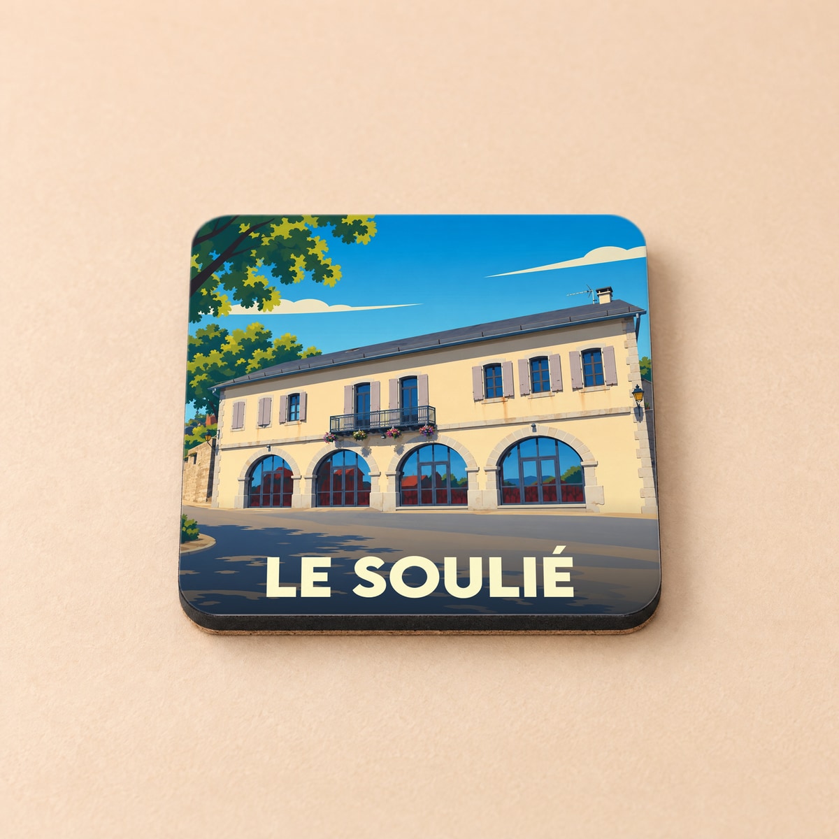 Dessous de verre souvenir de la ville de Le Soulié avec une illustration stylisée d'un bâtiment traditionnel.