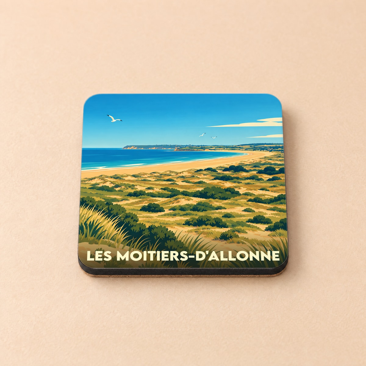 Dessous de verre souvenir de la ville de Les Moitiers-d'Allonne avec une illustration stylisée de ses dunes et de sa plage.
