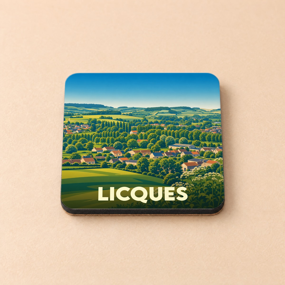 Dessous de verre souvenir de la ville de Licques avec une illustration stylisée de son paysage rural.