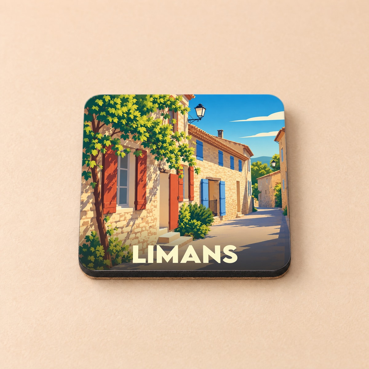 Dessous de verre souvenir de la ville de Limans avec une illustration stylisée d'une ruelle provençale ensoleillée.