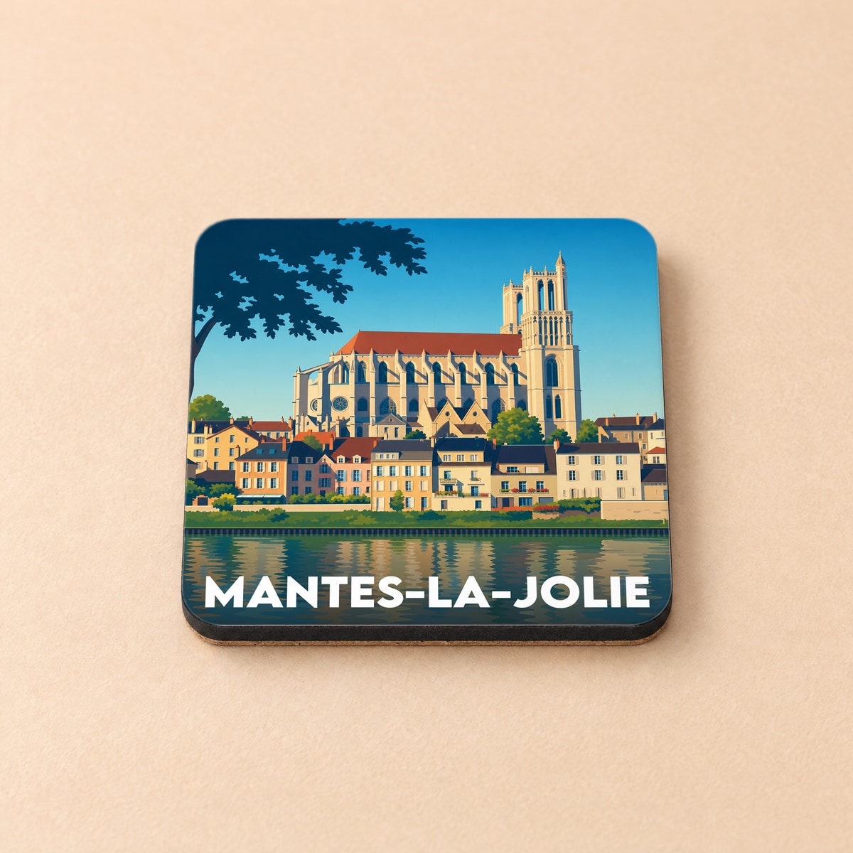 Dessous de verre souvenir de la ville de Mantes-la-Jolie avec une illustration stylisée de sa collégiale au bord de l'eau.