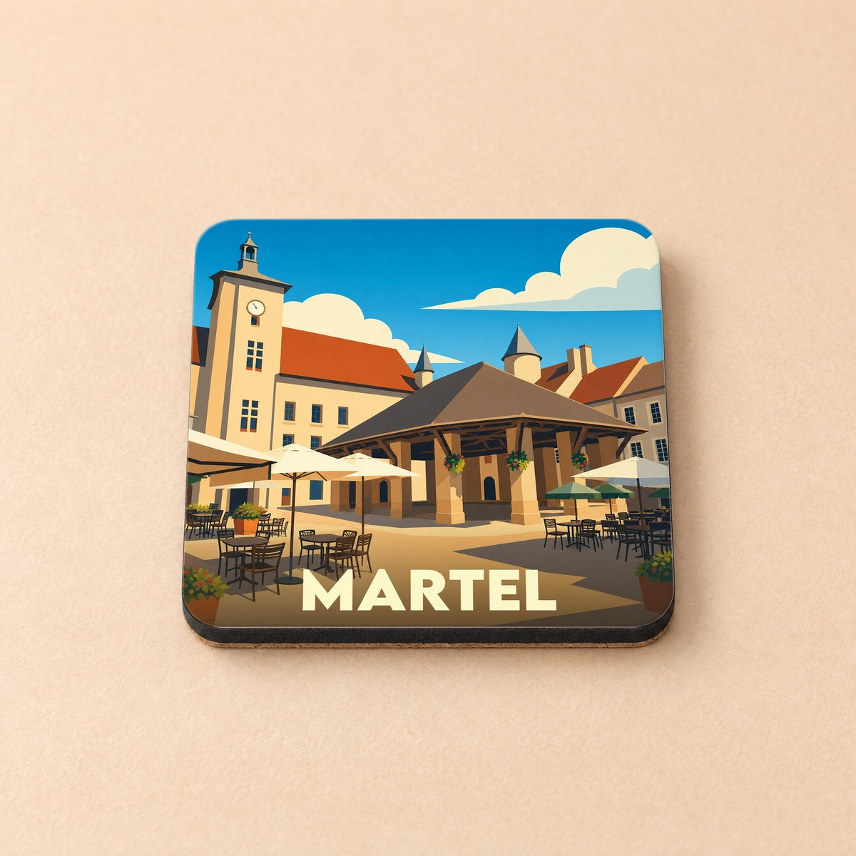 Dessous de verre souvenir de la ville de Martel illustré par une vue stylisée de sa place de marché.