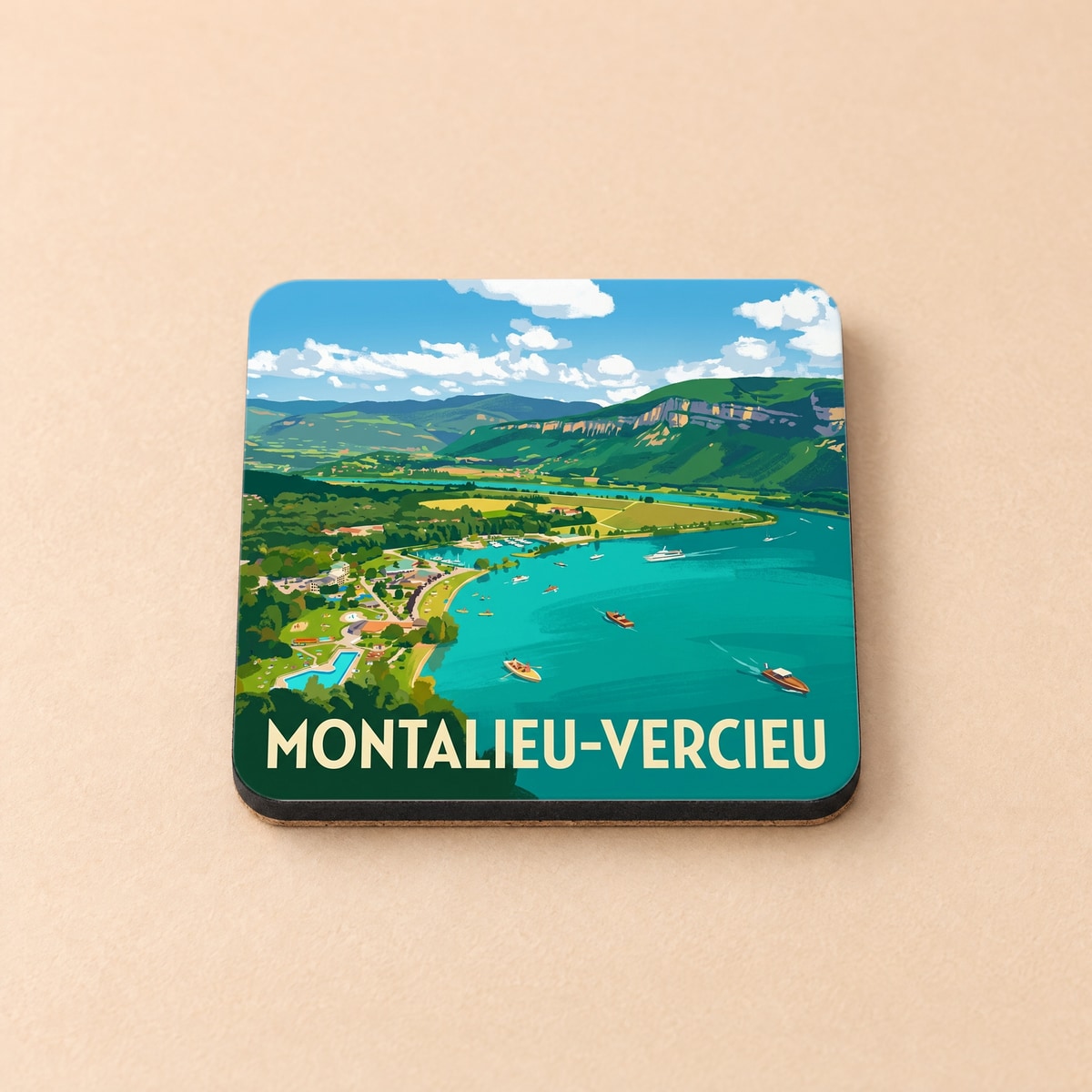 Dessous de verre souvenir de la ville de Montalieu-Vercieu avec une illustration stylisée d'un paysage lacustre.