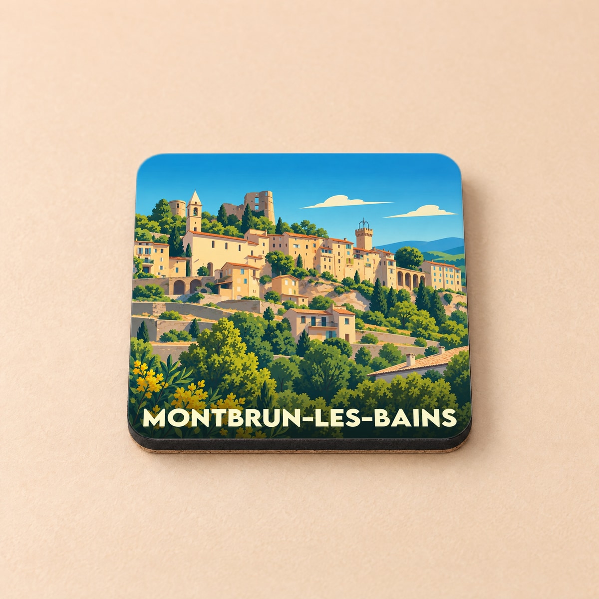 Dessous de verre souvenir de Montbrun-les-Bains avec une illustration stylisée du village perché.